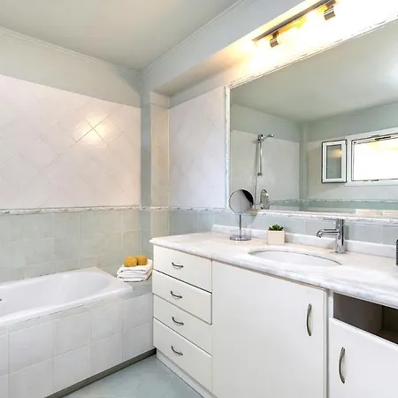 Σπίτι διακοπών Spyrelia With Private Pool & Outdoor Hot Tub