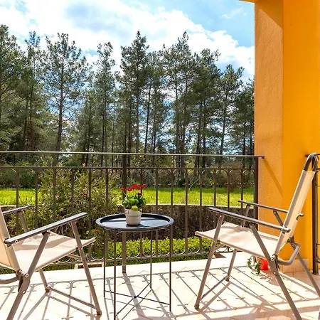 Spyrelia With Private Pool & Outdoor Hot Tub *